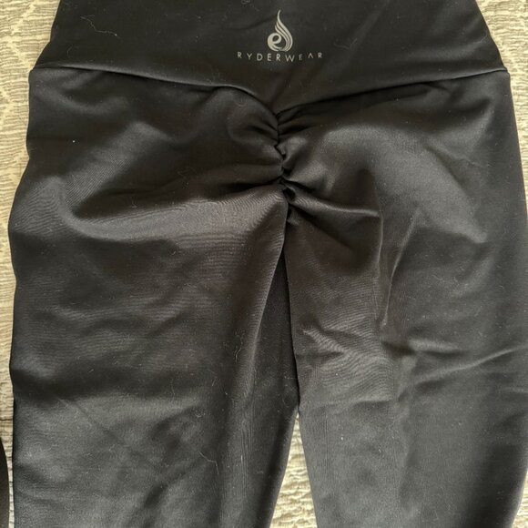 RYDERWEAR MOTION HIGH WAISTED CAPRI LEGGINGS - Picture 2 of 2